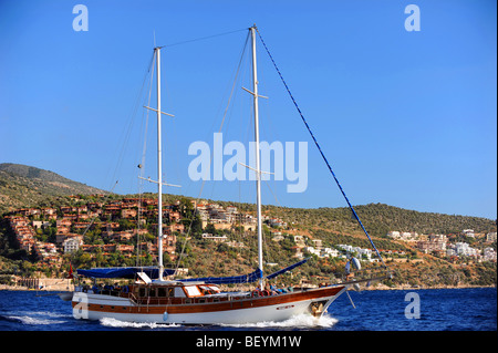 Ein kleiner touristischer Boot segelt vorbei auf dem Weg in die Bucht von Kalkan Stockfoto