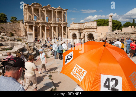 Reiseführer Reiseleiter vor der Celsusbibliothek im Ephasus, das ist eine alte römische und griechische Stadt in der Türkei Stockfoto