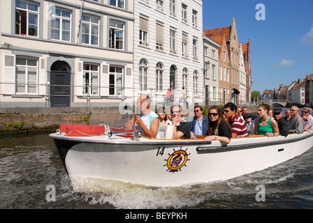 Kanal-Boot-Tourguide und Touristen, Brügge, Brügge, Belgien Stockfoto