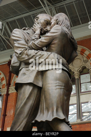 "Die Liebenden" eine schöne Skulptur von Paul Tag auf der oberen Bahnhofshalle Bahnhof St Pancras, London, England. Stockfoto