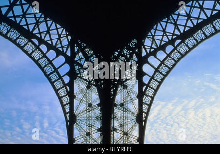 Eiffelturm Struktur Paris Frankreich. Detailansicht des schmiedeeisernen Gitters. Französisches historisches Denkmal auf dem Champ de Mars. Stockfoto