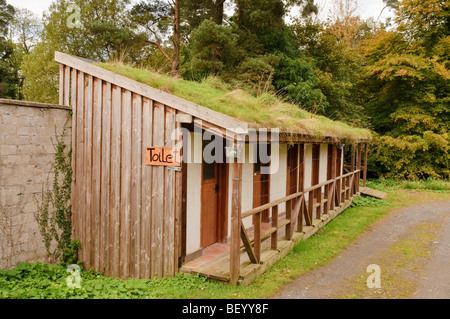 Outdoor-Toilettenblock mit ökologischen Grasdach. Stockfoto