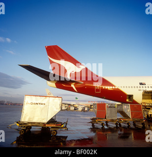 Großbritannien, England, Manchester Flughafen, Fracht geladen auf Qantas Airlines Boeing 747 Stockfoto