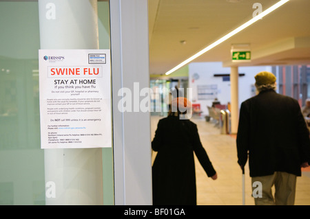 Schweinegrippe Informationen Plakate auf dem Display an einem GP-Chirurgie in Nordirland. Stockfoto