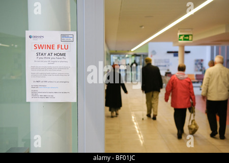 Schweinegrippe Informationen Plakate auf dem Display an einem GP-Chirurgie in Nordirland. Stockfoto