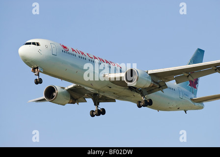 Ein Air Canada Boeing 767-300ER im Endanflug zur Landung in Vancouver International Airport. Stockfoto