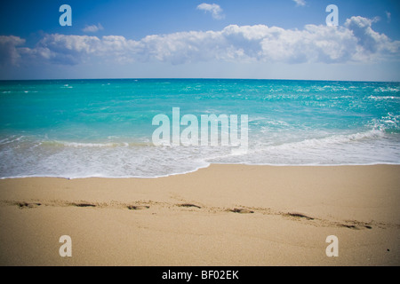 Fußspuren im Sand und herrliche blaue Meer in Miami Beach. South Beach Miami Florida USA Stockfoto