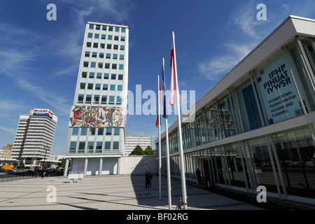 Berlin. Deutschland. Haus des Lehrers. Architekt Hermann Henselmann 1964. Stockfoto