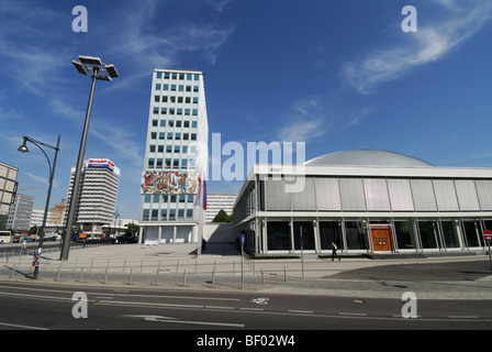 Berlin. Deutschland. Haus des Lehrers & Congress Hall. Architekt Hermann Henselmann 1964. Stockfoto