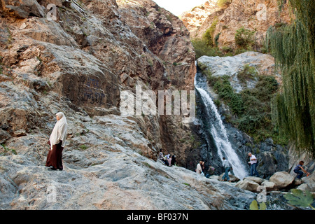 Touristen besuchen Wasserfall in Setti Fatma Berber Dorf im Ourika Tal, Atlasgebirge, Marokko. Stockfoto