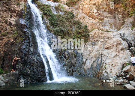 Touristen besuchen Wasserfall in Setti Fatma Berber Dorf im Ourika Tal, Atlasgebirge, Marokko. Stockfoto