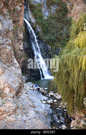 Touristen besuchen Wasserfall in Setti Fatma Berber Dorf im Ourika Tal, Atlasgebirge, Marokko. Stockfoto