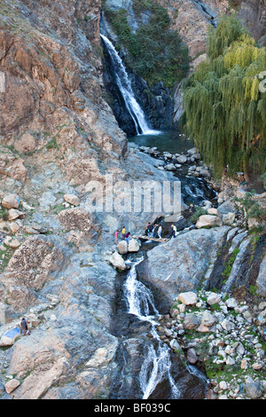 Touristen besuchen Wasserfall in Setti Fatma Berber Dorf im Ourika Tal, Atlasgebirge, Marokko. Stockfoto