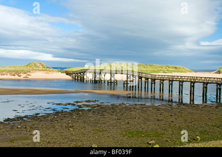 Die Lossiemouth Brücke über den Fluss Lossie, Strand und Meer, Morayshire Grampian Region Schottlands.  SCO 5462 Stockfoto