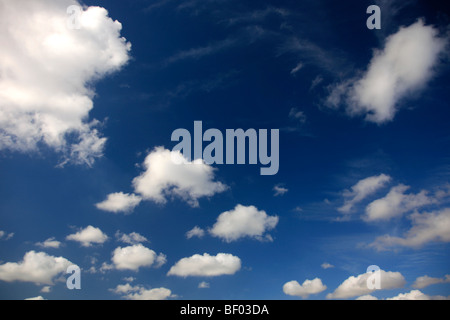 Cumulus Humilis weiße flauschige Wolken im tiefblauen Himmel polarisierte Stockfoto