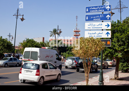 Eine Straßenszene in der Mitte der Ville Nouvelle im modernen Viertel von Marrakesch, Marokko Stockfoto