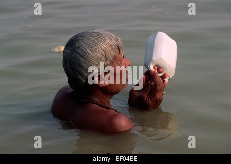 Indien, Uttar Pradesh, Prayagraj (Allahabad), Sangam, Mann, der am Zusammenfluss der Flüsse Ganges und Yamuna badete Stockfoto