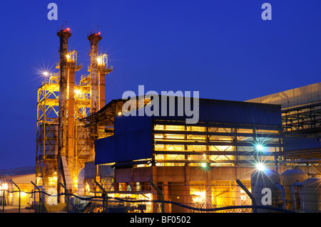 Industriekomplex in der Nacht auf einem blauen Himmelshintergrund Stockfoto