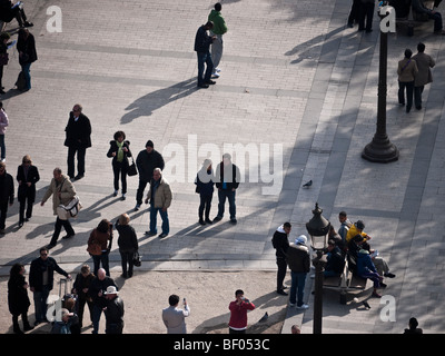 Menschenmassen auf der Champs-Elysee Paris Frankreich Stockfoto