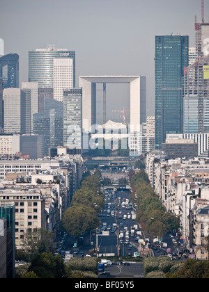 Zeigen Sie an, Avenue De La Grande Armee in Richtung Grande Arche La Defense Paris Frankreich Stockfoto