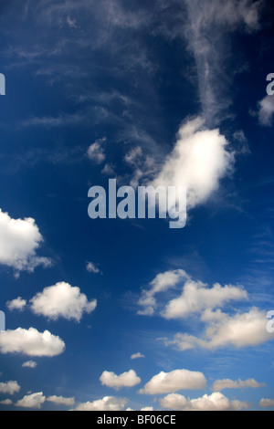 Cumulus Humilis weiße flauschige Wolken im tiefblauen Himmel polarisierte Stockfoto