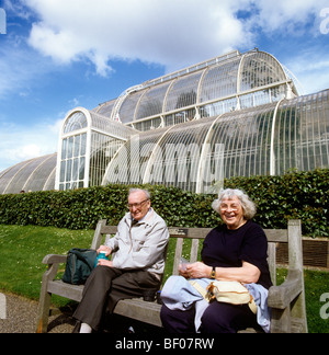 Großbritannien, England, London, Kew Gardens John & Phyllis Hayes picknicken draußen das Palmenhaus Stockfoto
