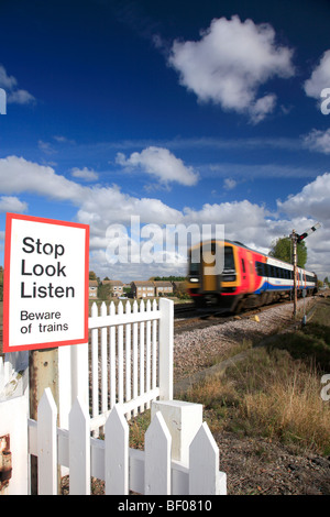 Sehen hören Eisenbahn Warnschild an unbemannten Schranke überqueren Whittlesey Station Cambridgeshire England UK zu stoppen Stockfoto