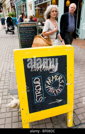 Board-Wegweiser Richtung Farmers Market, Stroud, Gloucestershire, UK Stockfoto