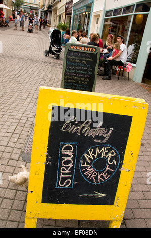 Board-Wegweiser Richtung Farmers Market, Stroud, Gloucestershire, UK Stockfoto