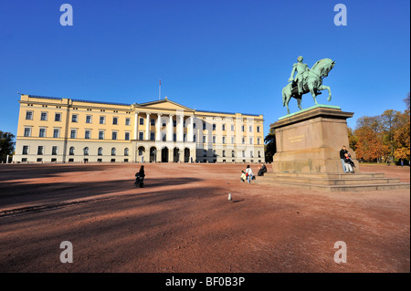 Norwegische königliche Schloss in Oslo, mit der Statue von König Karl Johan Stockfoto