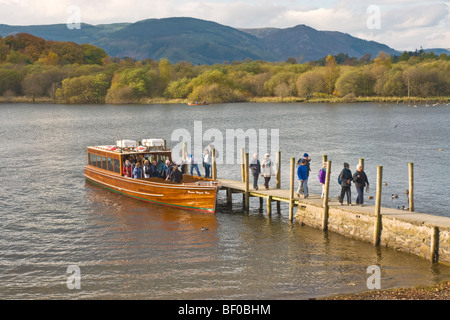 Boot und aussteigenden Fahrgäste, Derwentwater. Stockfoto