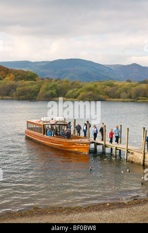 Boot und aussteigenden Fahrgäste, Derwentwater. Stockfoto