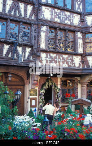 Paar vor Restaurant Taverne Katz, Maison Katz, Saverne, Elsaß, Frankreich Stockfoto