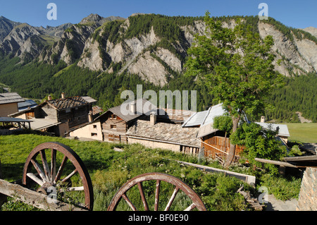 Blick auf das Courtyard Chalet im Viertel Le Villard von Saint-Véran oder Saint Veran Village Queyras Hautes-Alpes Französische Alpen Frankreich Stockfoto
