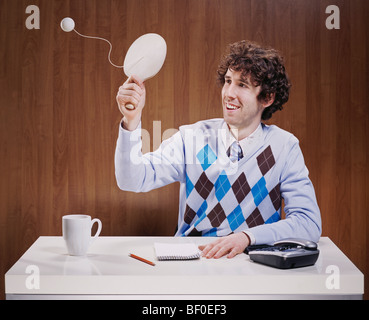 Geschäftsmann mit Paddle Ball spielen Stockfoto