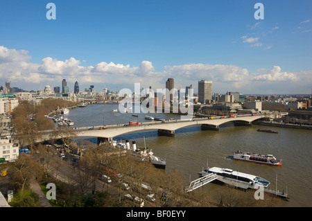 Blick auf Waterloo Bridge über die Themse in London Blick nach Osten in Richtung der Stadt und Canary Wharf Stockfoto