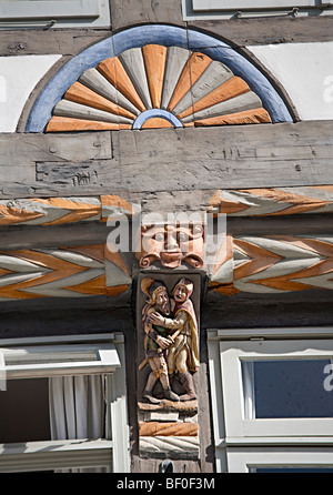 Geschnitzten Balken auf das Stiftsherrenhaus oder Capitular des Haus Hameln Deutschland Stockfoto