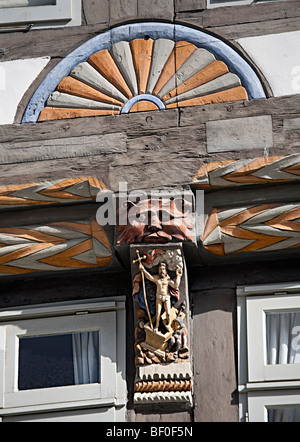 Geschnitzten Balken auf das Stiftsherrenhaus oder Capitular des Haus Hameln Deutschland Stockfoto