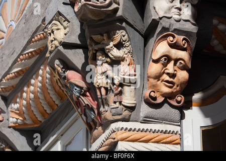 Gesichter geschnitzt in Stiftsherrenhaus oder Capitular des Haus Hameln Deutschland Stockfoto