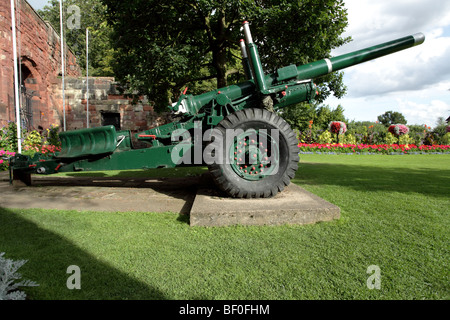 Der fünf-Punkte-BL 5' Feldgeschütz, auf dauerhafte anzeigen außerhalb Shrewsbury Castle und an der Seite 25 Pfünder auch auf öffentliche Ansicht. Stockfoto