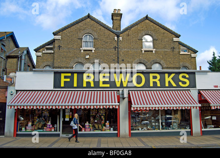 großes Geschäft mit Feuerwerk in Wimbledon, Südwesten von London, England, mit jungen Frau vorbei Stockfoto