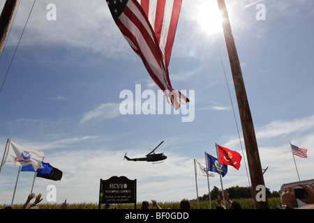 Ein restaurierte UH - 1H Huey Hubschrauber tut eine Überführung während des Vietnam-Veteranen treffen in Kokomo, Indiana für 2009 Wiedersehen. Stockfoto