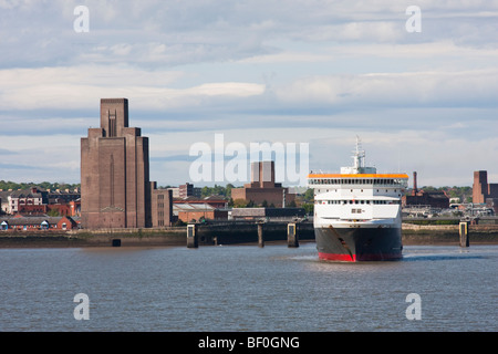 Norfolk Line Dublin Viking stellt sich vor die Woodside Belüftung Gebäude, Birkenhead, Hafen von Liverpool, England. Stockfoto