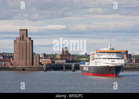 Norfolk Line Dublin Viking stellt sich vor die Woodside Belüftung Gebäude, Birkenhead, Hafen von Liverpool, England. Stockfoto