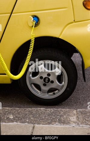Ein Elektroauto Gebühren bis auf eines der Westminster "Saft Point" Stellplätze Stockfoto