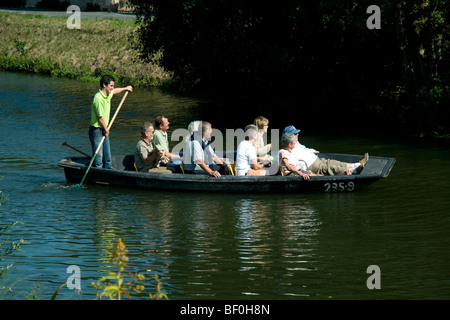 Entspanntes Bootfahren am Fluss Sèvre Niortaise nahe Coulon in Frankreich des Marais Poitevin Stockfoto