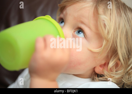 Kleinkind aus einem Becher trinken Stockfoto