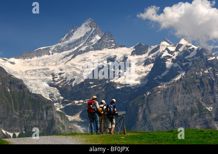 Wanderer, studieren eine Orientierungstafel in den Schweizer Alpen, Berner Oberland, Schweiz Stockfoto