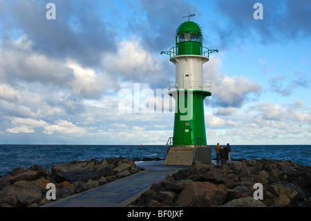Leuchtturm steht an der Spitze der Mole von Warnemünde, Rostock-Warnemünde, Mecklenburg-Vorpommern, Deutschland Stockfoto