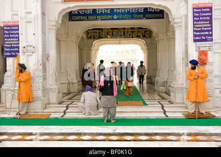 Die Menschen Sie besuchen und beten am goldenen Tempel, Amritsar, Punjab. Stockfoto